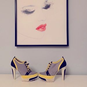 BCBG MAXAZRIA SNEAKER HEELS